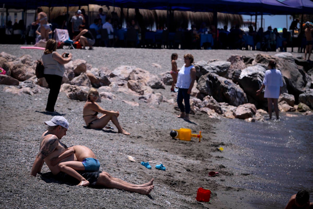 La Costa vive hoy su primer domingo de verano y de nueva normalidad. Aunque ha sido un poco más descafeinado de lo habitual, recién abiertas las 'fronteras' con otras autonomías, han sido muchos los que han querido disfrutar de la playa. La temperatura acompaña, aunque el agua todavía está fría