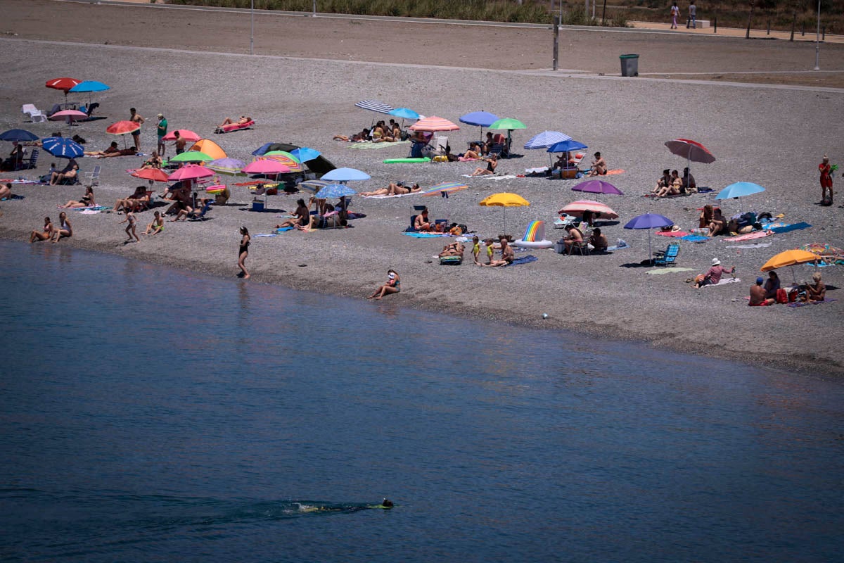 La Costa vive hoy su primer domingo de verano y de nueva normalidad. Aunque ha sido un poco más descafeinado de lo habitual, recién abiertas las 'fronteras' con otras autonomías, han sido muchos los que han querido disfrutar de la playa. La temperatura acompaña, aunque el agua todavía está fría