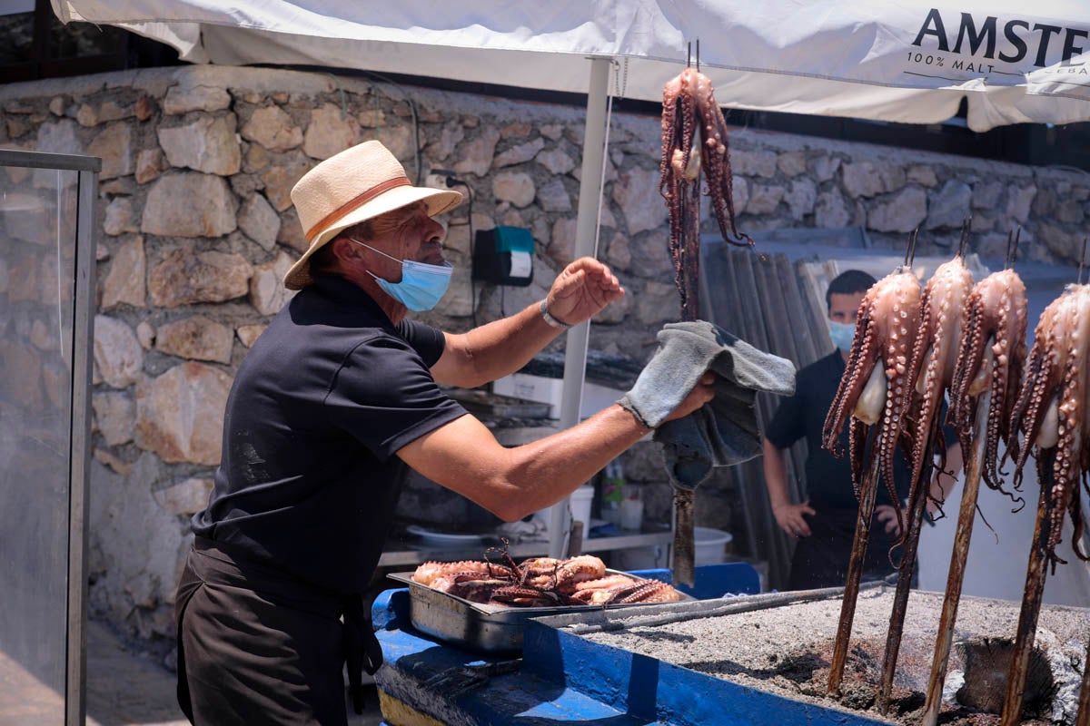 La Costa vive hoy su primer domingo de verano y de nueva normalidad. Aunque ha sido un poco más descafeinado de lo habitual, recién abiertas las 'fronteras' con otras autonomías, han sido muchos los que han querido disfrutar de la playa. La temperatura acompaña, aunque el agua todavía está fría