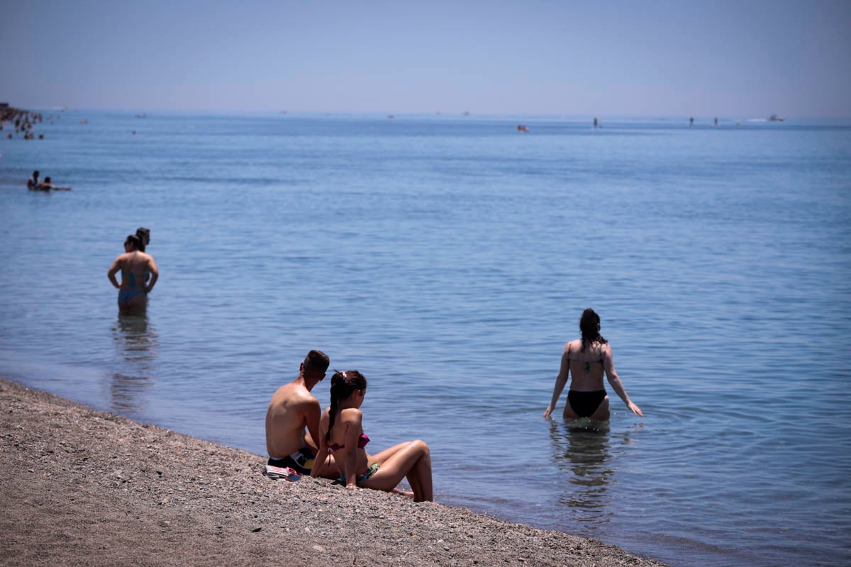 La Costa vive hoy su primer domingo de verano y de nueva normalidad. Aunque ha sido un poco más descafeinado de lo habitual, recién abiertas las 'fronteras' con otras autonomías, han sido muchos los que han querido disfrutar de la playa. La temperatura acompaña, aunque el agua todavía está fría