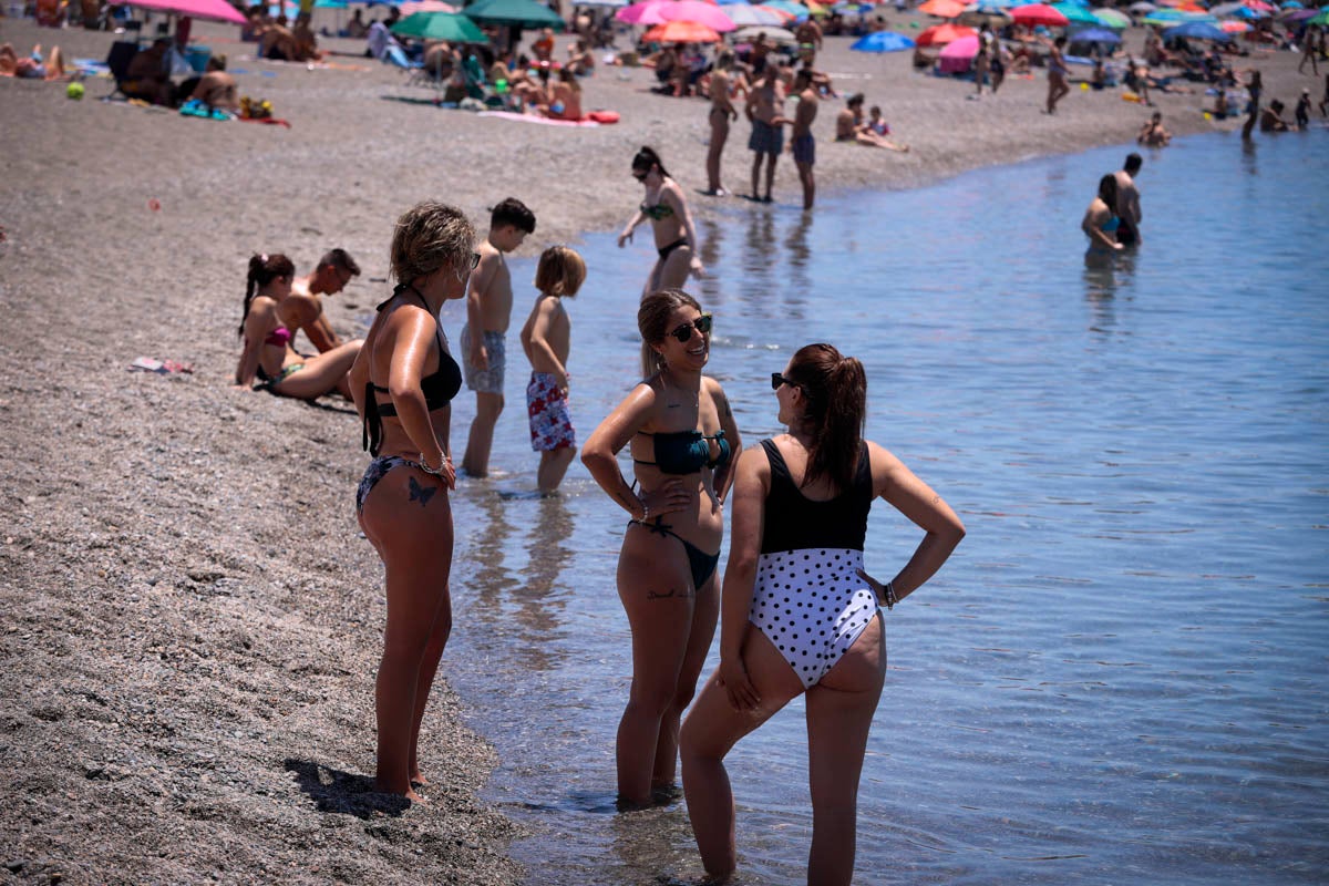 La Costa vive hoy su primer domingo de verano y de nueva normalidad. Aunque ha sido un poco más descafeinado de lo habitual, recién abiertas las 'fronteras' con otras autonomías, han sido muchos los que han querido disfrutar de la playa. La temperatura acompaña, aunque el agua todavía está fría