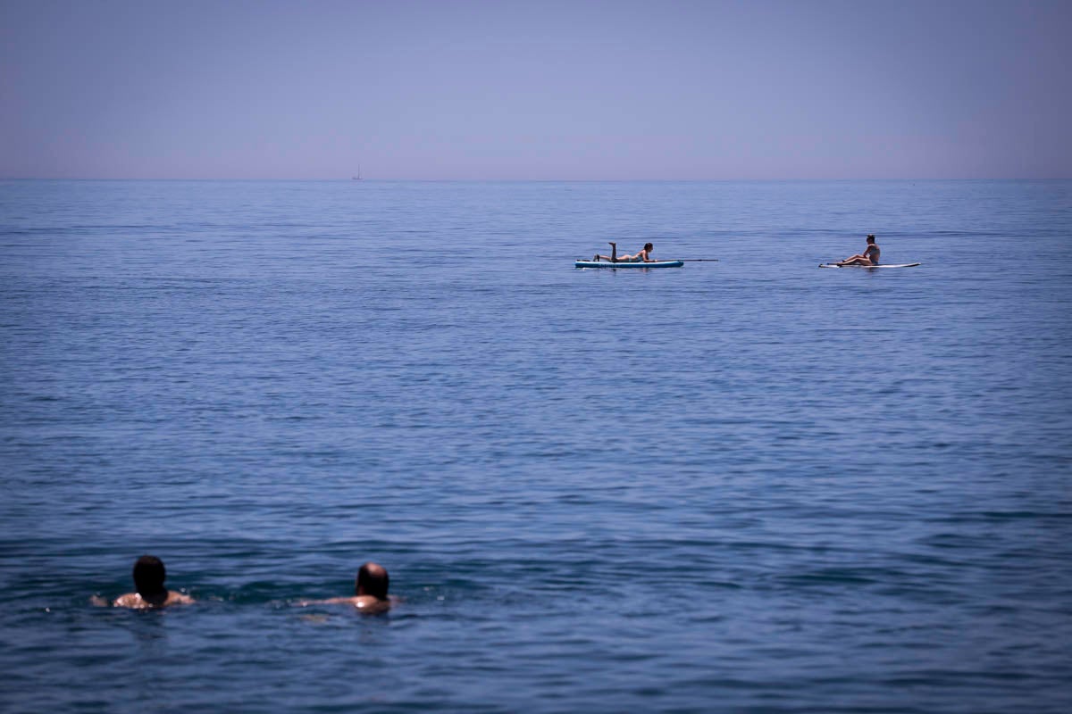 La Costa vive hoy su primer domingo de verano y de nueva normalidad. Aunque ha sido un poco más descafeinado de lo habitual, recién abiertas las 'fronteras' con otras autonomías, han sido muchos los que han querido disfrutar de la playa. La temperatura acompaña, aunque el agua todavía está fría