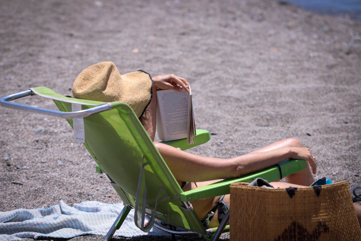 La Costa vive hoy su primer domingo de verano y de nueva normalidad. Aunque ha sido un poco más descafeinado de lo habitual, recién abiertas las 'fronteras' con otras autonomías, han sido muchos los que han querido disfrutar de la playa. La temperatura acompaña, aunque el agua todavía está fría