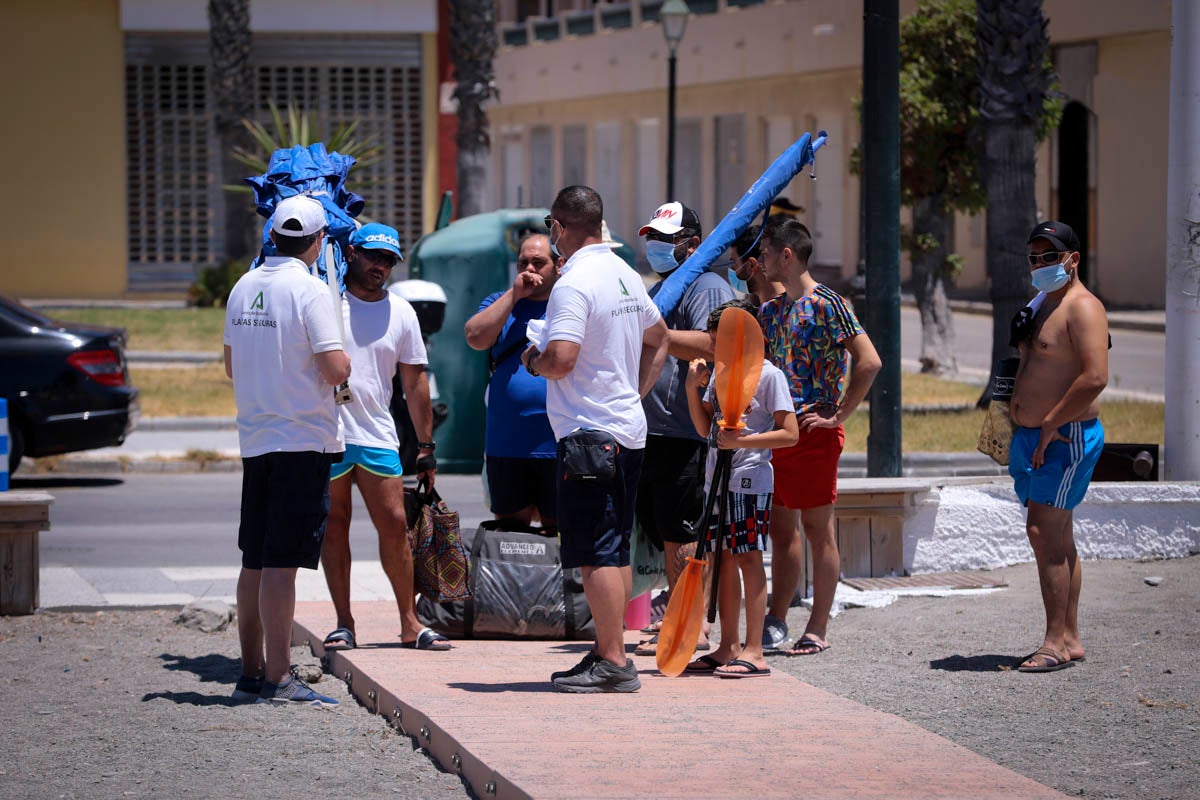 La Costa vive hoy su primer domingo de verano y de nueva normalidad. Aunque ha sido un poco más descafeinado de lo habitual, recién abiertas las 'fronteras' con otras autonomías, han sido muchos los que han querido disfrutar de la playa. La temperatura acompaña, aunque el agua todavía está fría