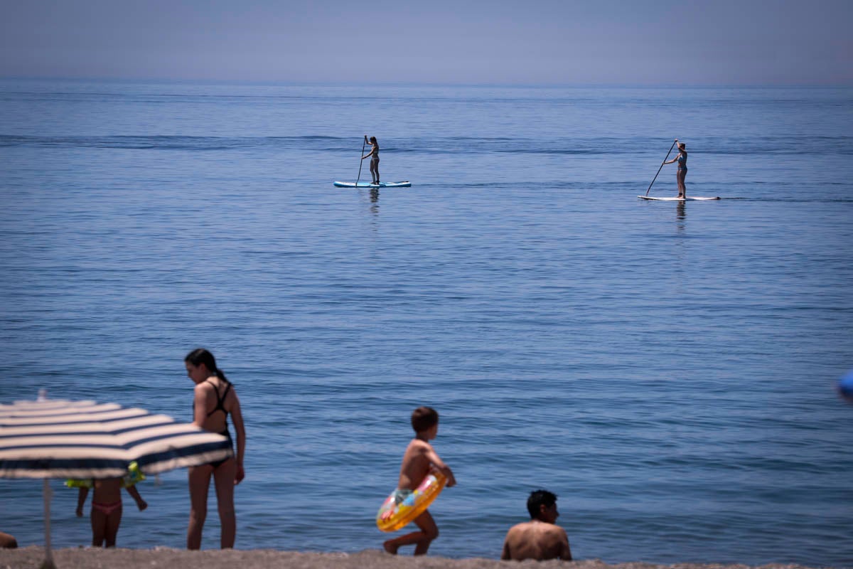 La Costa vive hoy su primer domingo de verano y de nueva normalidad. Aunque ha sido un poco más descafeinado de lo habitual, recién abiertas las 'fronteras' con otras autonomías, han sido muchos los que han querido disfrutar de la playa. La temperatura acompaña, aunque el agua todavía está fría