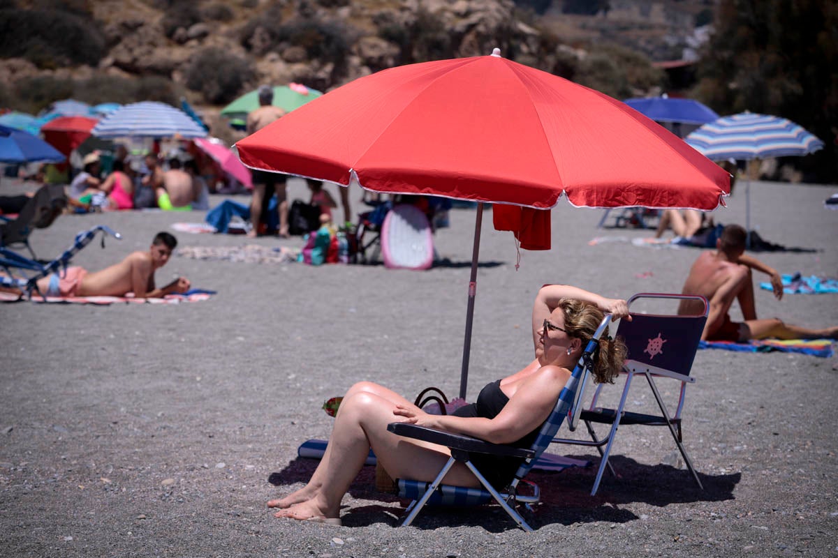 La Costa vive hoy su primer domingo de verano y de nueva normalidad. Aunque ha sido un poco más descafeinado de lo habitual, recién abiertas las 'fronteras' con otras autonomías, han sido muchos los que han querido disfrutar de la playa. La temperatura acompaña, aunque el agua todavía está fría