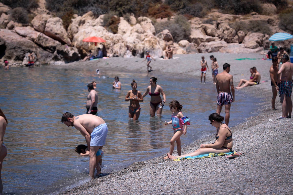 La Costa vive hoy su primer domingo de verano y de nueva normalidad. Aunque ha sido un poco más descafeinado de lo habitual, recién abiertas las 'fronteras' con otras autonomías, han sido muchos los que han querido disfrutar de la playa. La temperatura acompaña, aunque el agua todavía está fría