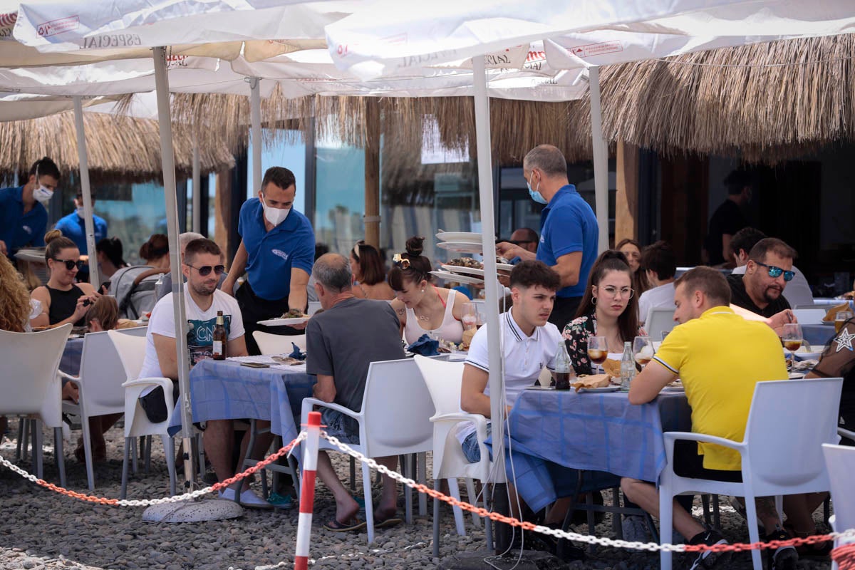 La Costa vive hoy su primer domingo de verano y de nueva normalidad. Aunque ha sido un poco más descafeinado de lo habitual, recién abiertas las 'fronteras' con otras autonomías, han sido muchos los que han querido disfrutar de la playa. La temperatura acompaña, aunque el agua todavía está fría