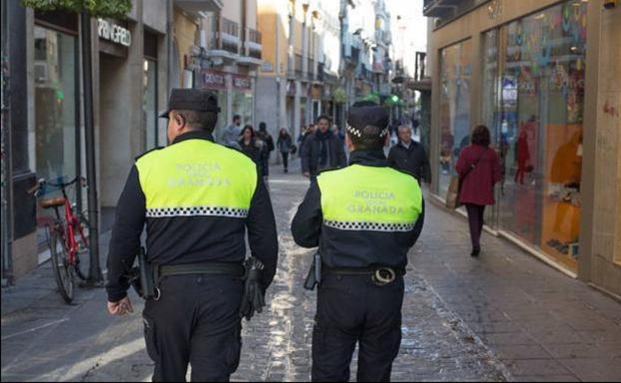 Vuelve a su casa en Granada tras pasar el domingo fuera, se encuentra a tres okupas y uno le amenaza con una espada