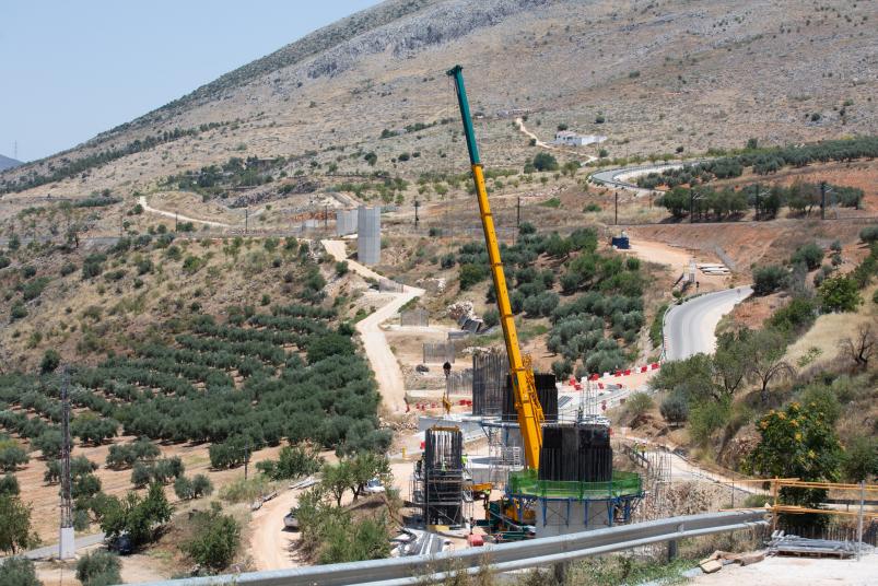 Los pilares del viaducto que unirá la doble vía ya en uso con la variante ya están en obras. 