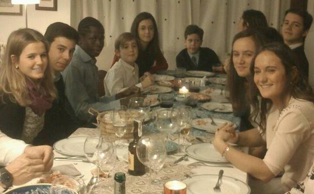 Amehdi, junto a su familia española en una cena por Navidad. 