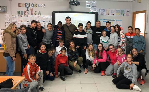 Amehdi, junto a los alumnos del colegio Monte Chullo de Hueneja, donde fue invitado por Andrés Morell. 