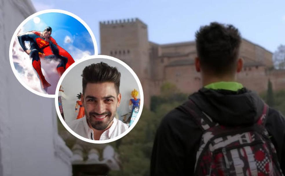 Jorge Jiménez, dibujante de Superman, observa La Alhambra en un momento del documental. 