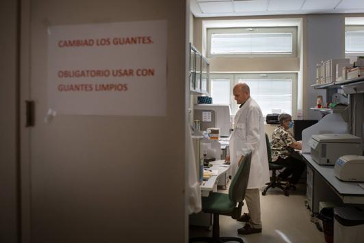 Javier Martín, en el Instituto López-Neyra de Granada, donde trabaja desde hace treinta años.