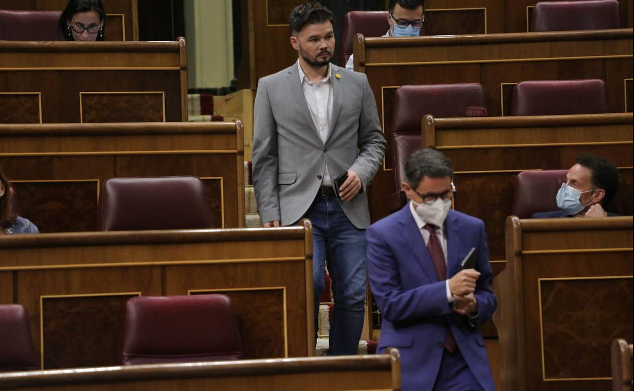 El portavoz de Ciudadanos observa desde su escaño a Rufián en el debate de este jueves en el Congreso.