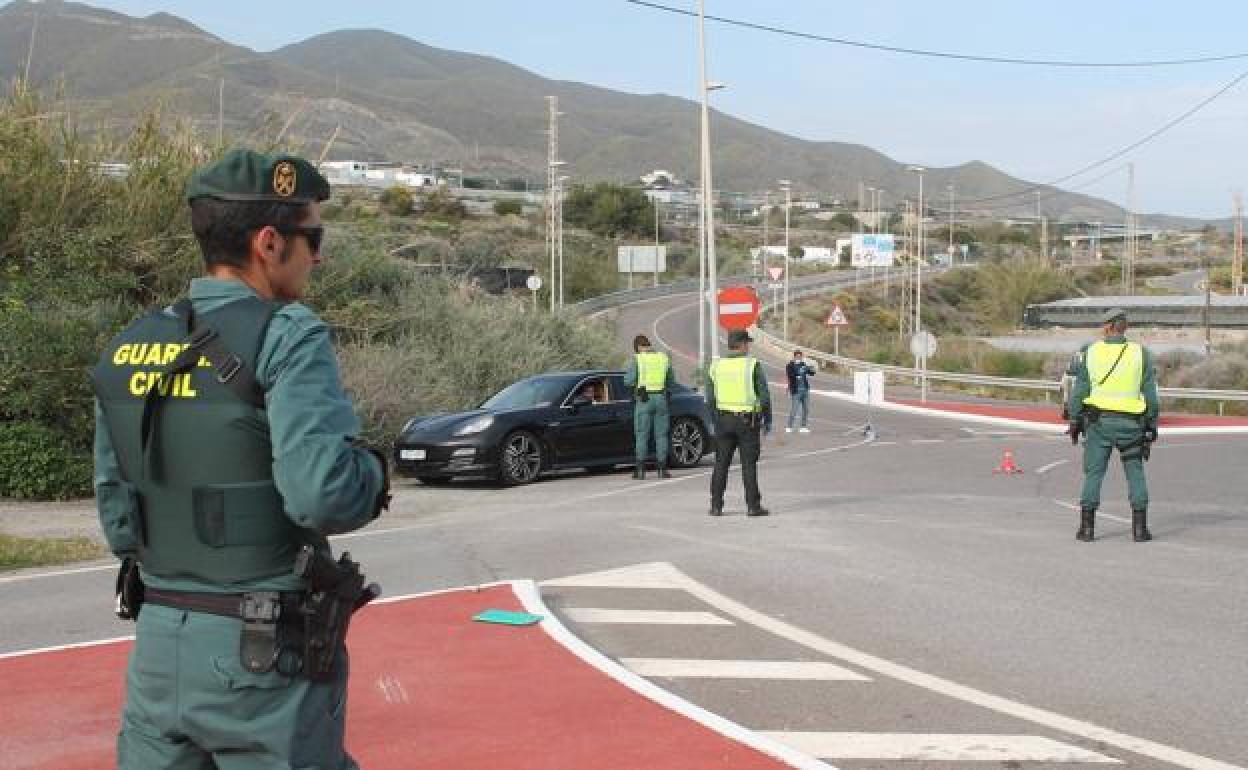 Control de Guardia Civil, en las primeras semanas del estado de alarma, en Adra. 