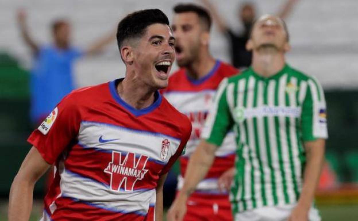 Carlos Fernández celebra el gol que marcó al Betis en el Benito Villamarín. 