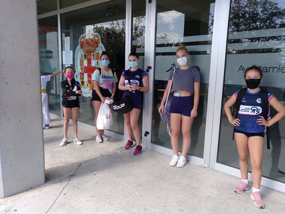 Las 177 gimnastas de gimnasia rítmica, artística y acrobática dejan atrás 92 días de confinamiento con duras sesiones de trabajo en el Palacio de los Juegos Mediterráneos y en El Toyo