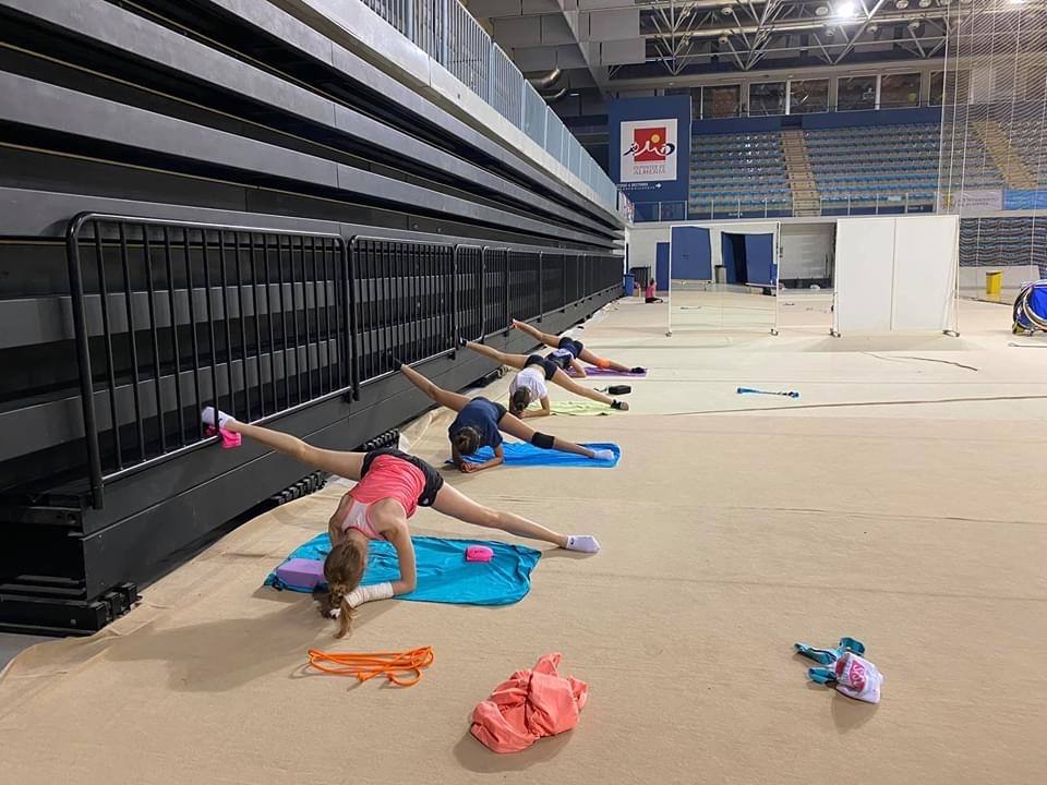 Las 177 gimnastas de gimnasia rítmica, artística y acrobática dejan atrás 92 días de confinamiento con duras sesiones de trabajo en el Palacio de los Juegos Mediterráneos y en El Toyo