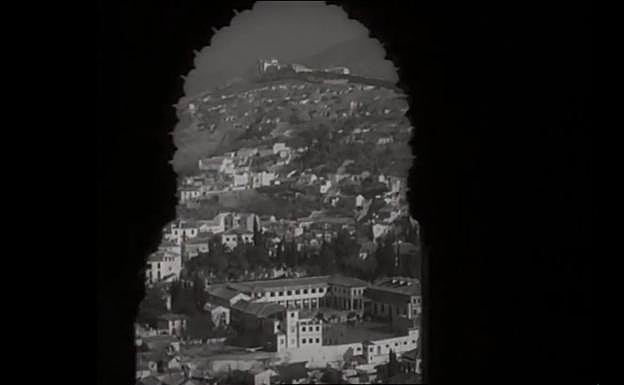 Imagen principal - Imágenes desde La Alhambra. El león es una de las fuentes de las que habla Mateo: «Mira a ver qué te dice el león» 