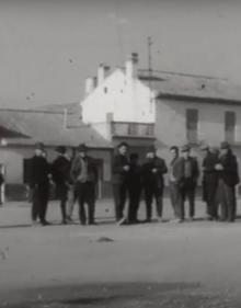 Imagen secundaria 2 - Plaza Bibrrambla (1), detalle de la entrada al aseo subterráneo de la plaza, y vecinos de Fuente Vaqueros. 
