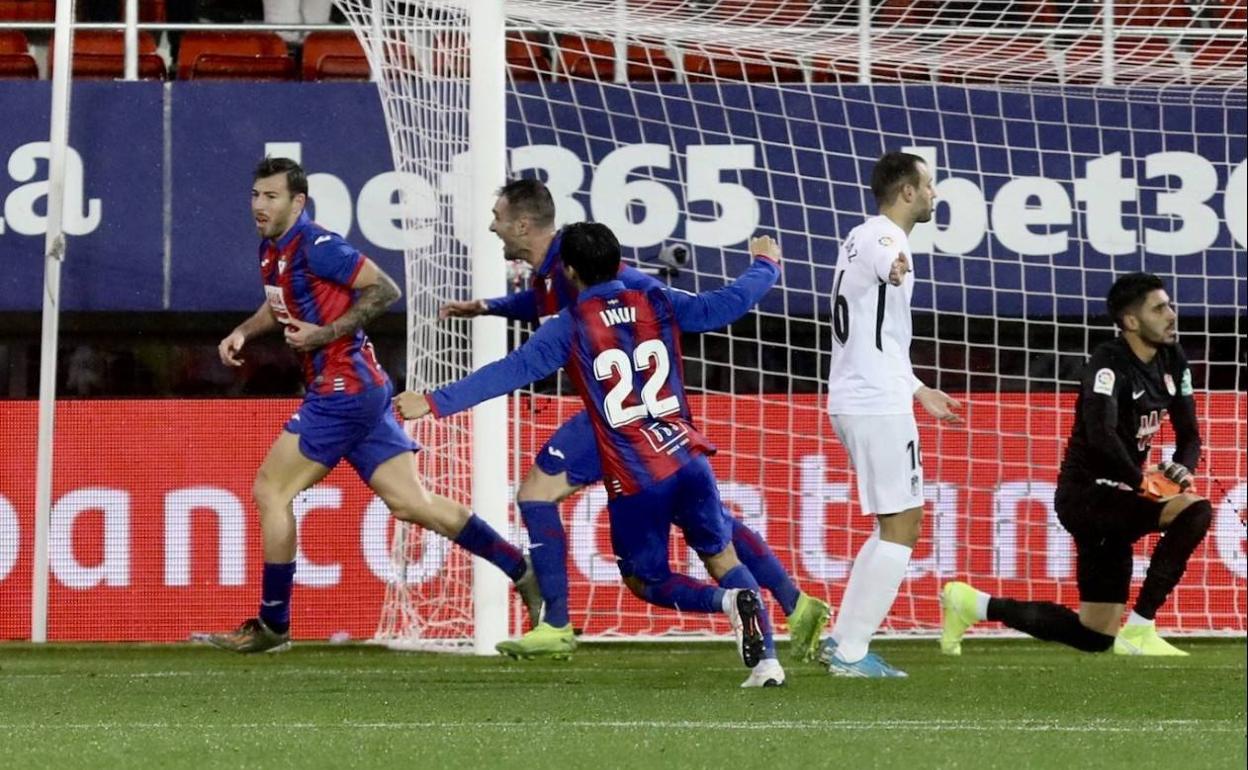 Sergi Enrich celebra un gol en el partido de la primera vuelta. 