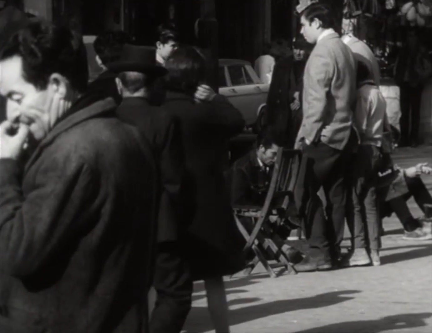 Imagen principal - Plaza Bibrrambla (1), detalle de la entrada al aseo subterráneo de la plaza, y vecinos de Fuente Vaqueros. 