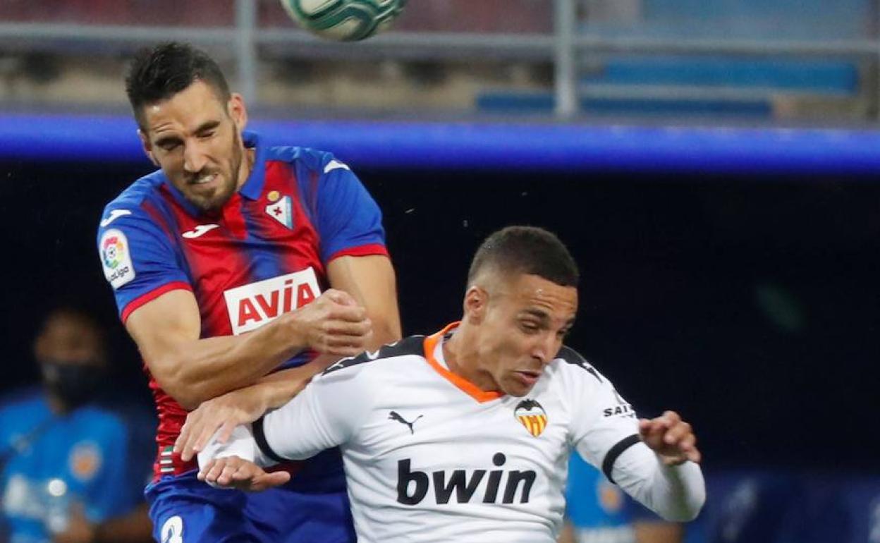 Arbilla trata de cabecear el balón en el duelo ante el Valencia. 