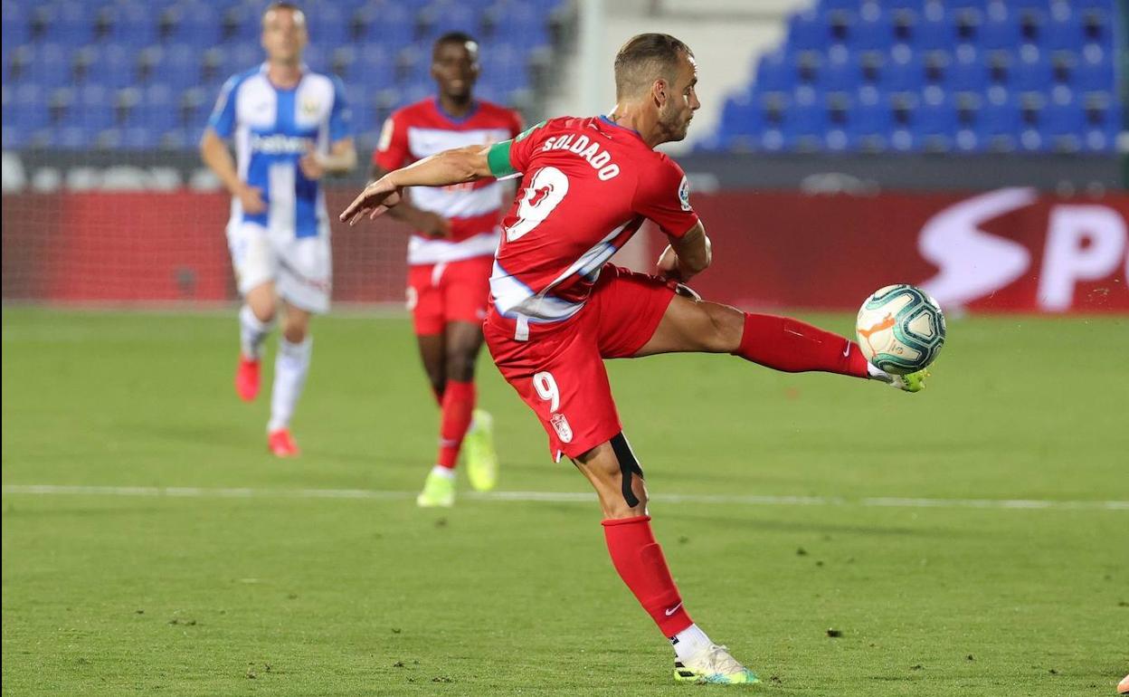 Soldado remata durante el duelo ante el Leganés. 