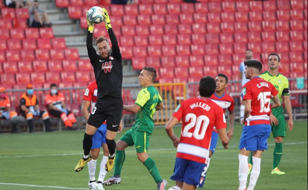 Aarón Escandell intercepta un balón centrado. 