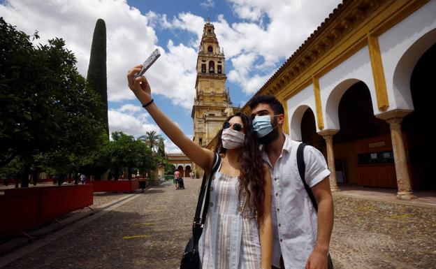 Andalucía mantiene diez brotes que superan los doscientos contagiados