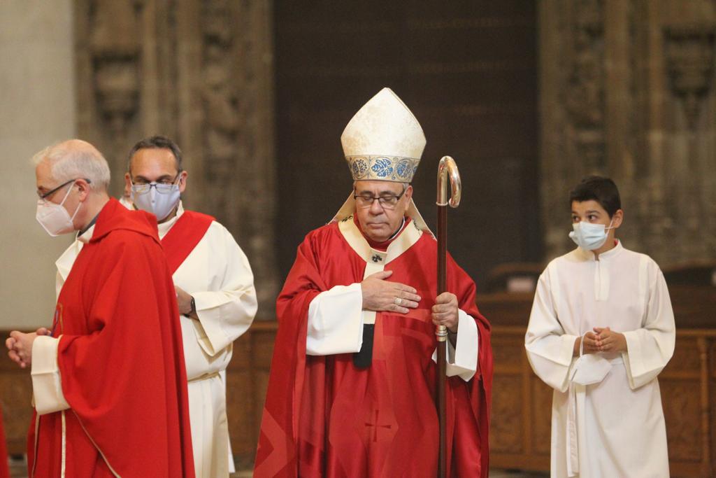 Decenas de personas se han reunido este lunes en el templo granadino