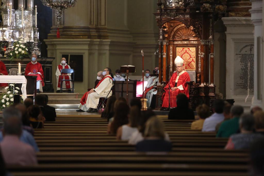 Decenas de personas se han reunido este lunes en el templo granadino
