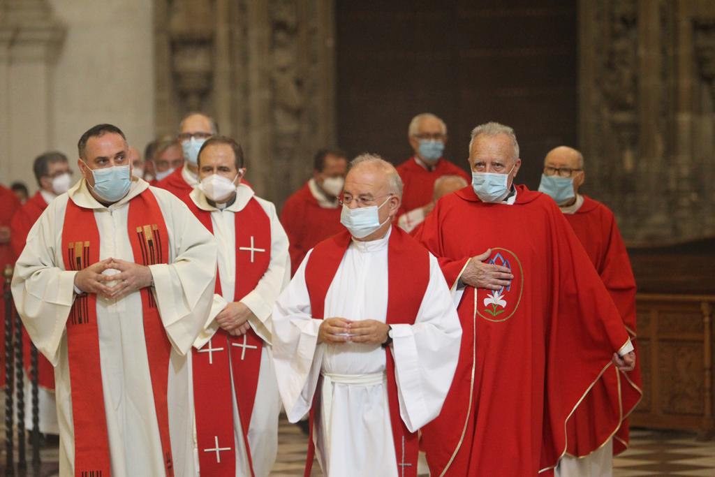 Decenas de personas se han reunido este lunes en el templo granadino