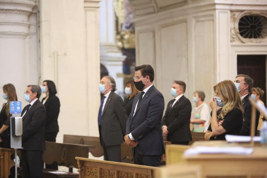 Decenas de personas se han reunido este lunes en el templo granadino