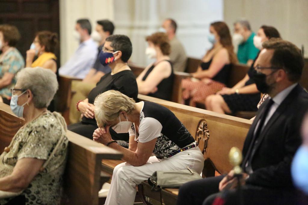 Decenas de personas se han reunido este lunes en el templo granadino