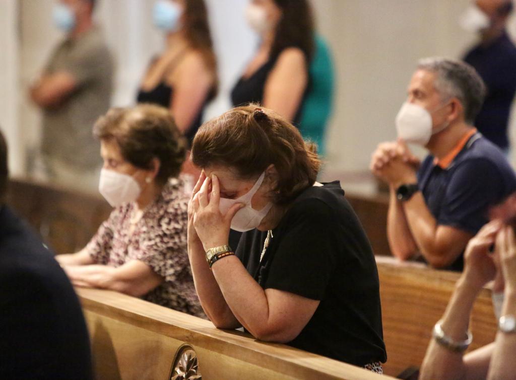 Decenas de personas se han reunido este lunes en el templo granadino
