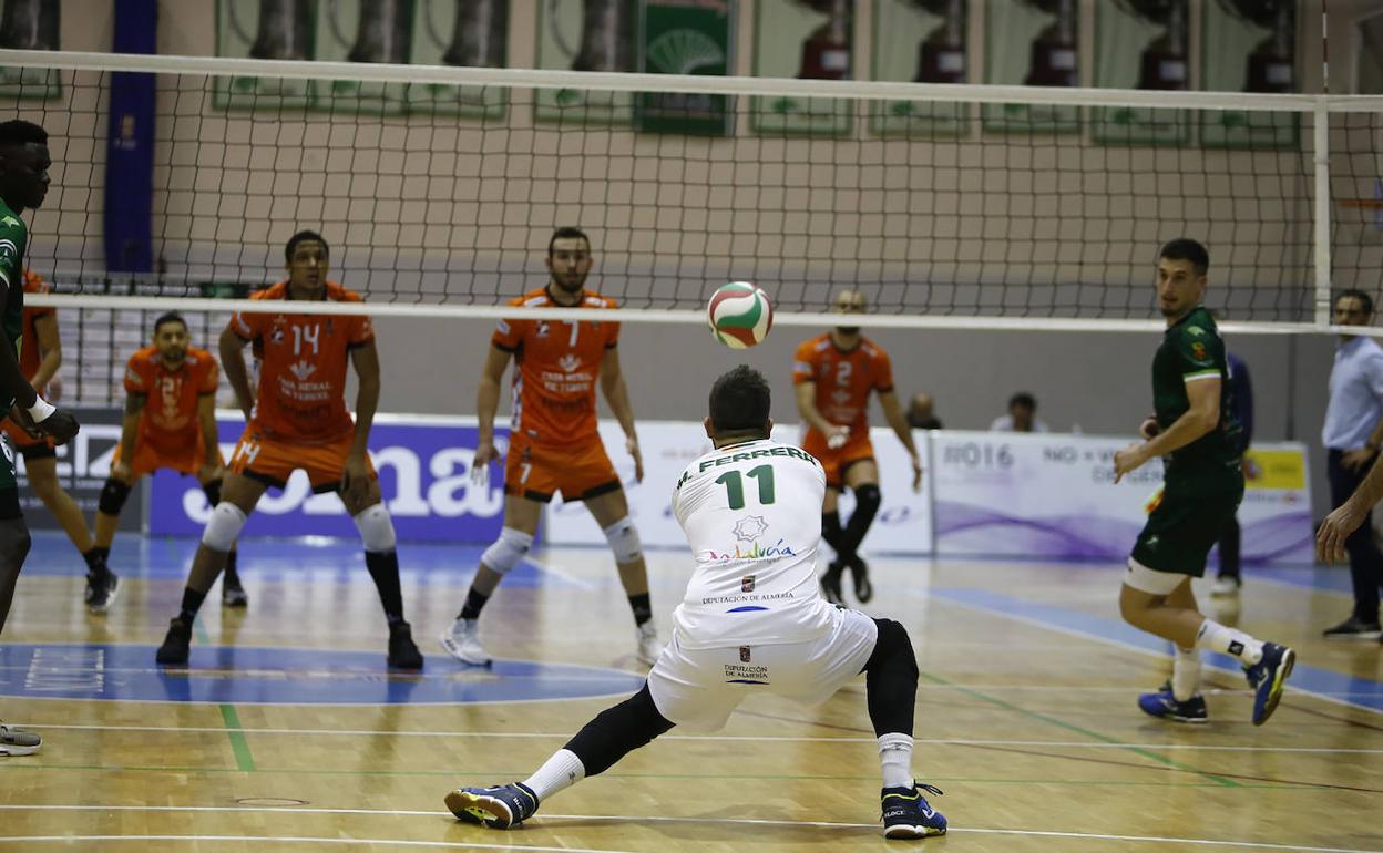 El 'hombre distinto' ve el voley desde atrás y analiza con detalle y acierto lo que viene a Unicaja Almería. 