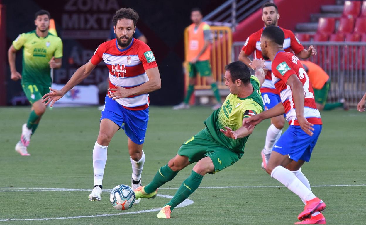 Kike García, ante Germán y Yangel Herrera, filtra el pase que precedió al gol de De Blasis. 