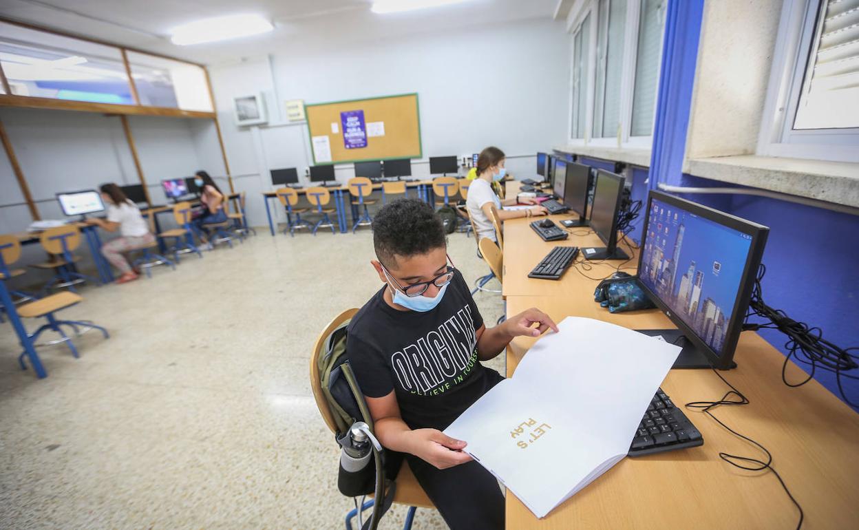 Los alumnos del Programa de Refuerzo Estival del IES Cartuja deben llevar la mascarilla durante las clases. 