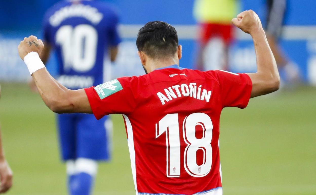 Antoñín celebra su primer gol en la máxima categoría. 