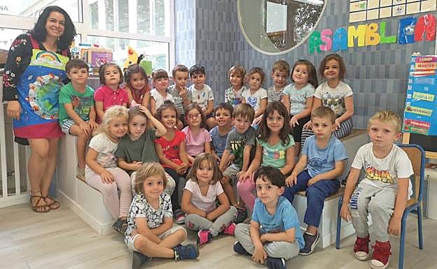 Los alumnos de cuatro años del Colegio Los Escolapios de Granada posan con su seño Bea.