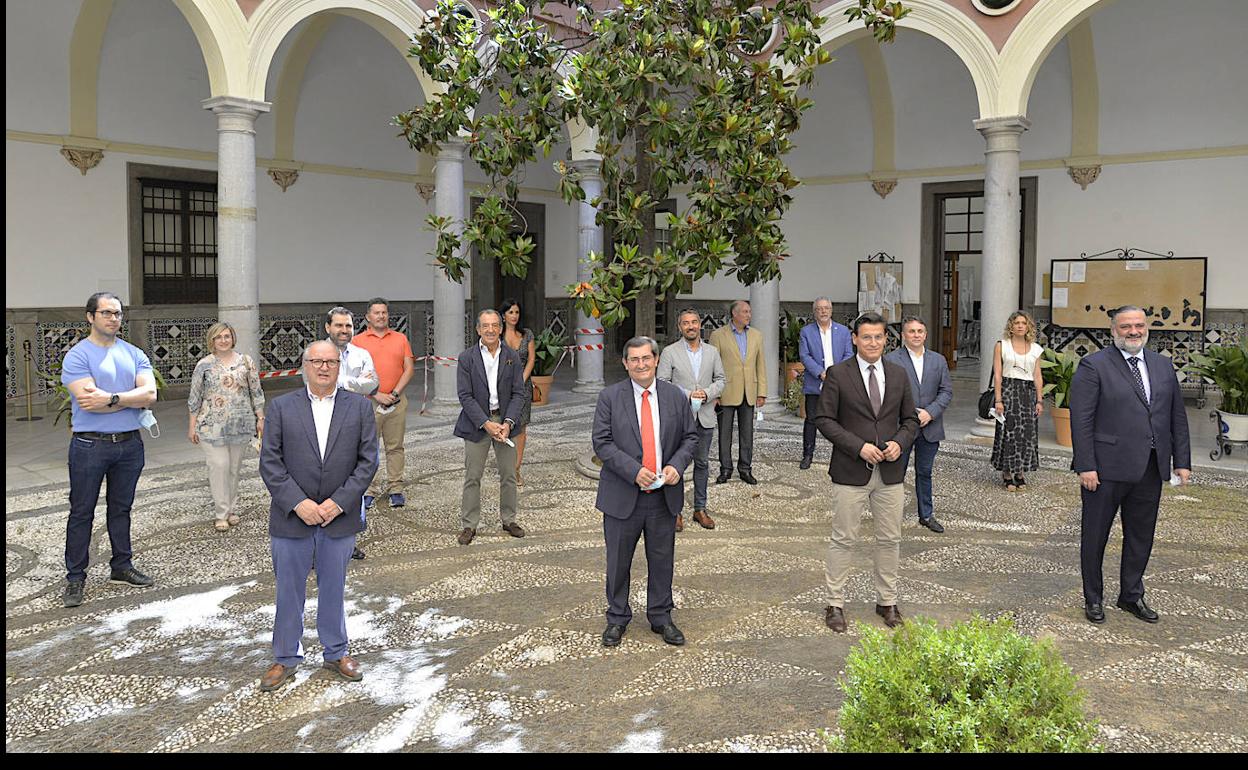 Convocan la Mesa del Aeropuerto de Granada tras el cierre de la oficina de EasyJet