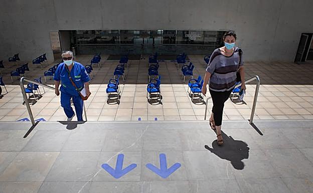 Señalización en el suelo del itinerario de salida.