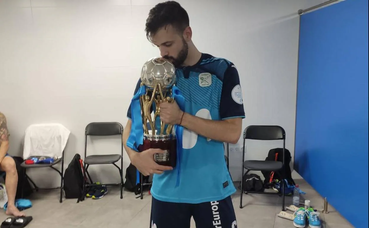 El granadino besa el trofeo de campeón de la Liga Nacional de Fútbol Sala en el vestuario. 