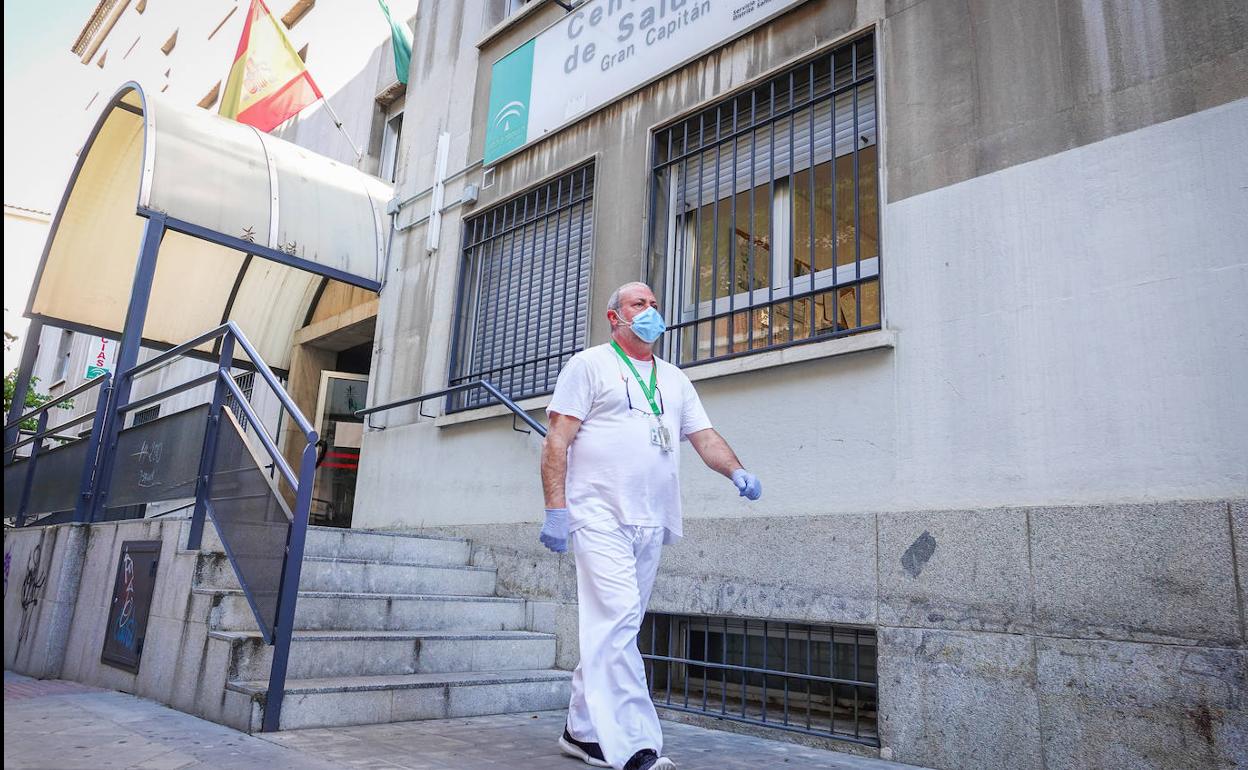 Coronavirus en Granada | La Junta eleva a 563 la cifra de sanitarios de refuerzo para la Covid