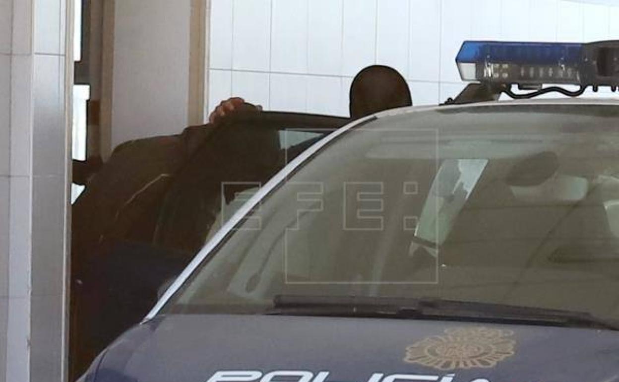 Antonio Tejón, uno de los dos hermanos que lidera la banda de los Castañas, es trasladado a los juzgados en un coche de la Policía Nacional tras ser detenido en la Línea de la Concepción (Cádiz)