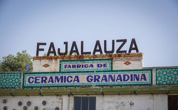 Imagen principal - Granada, al rescate de Fajalauza: voluntarios evitan que se caiga la fábrica