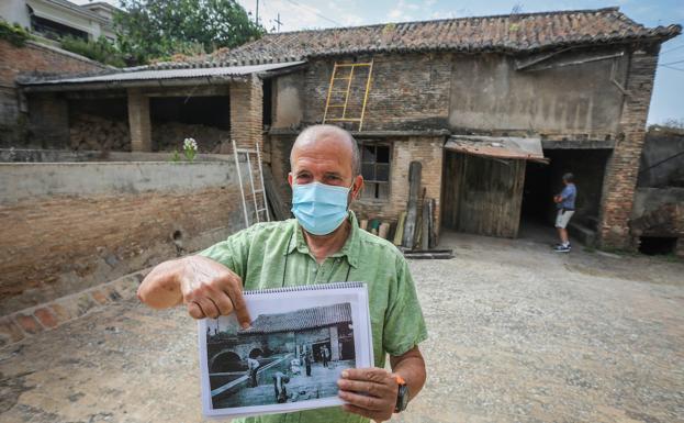 Imagen principal - Cecilio muestra la antigua placeta del barro en una foto; colección de atanores y detalle de los guzmares.