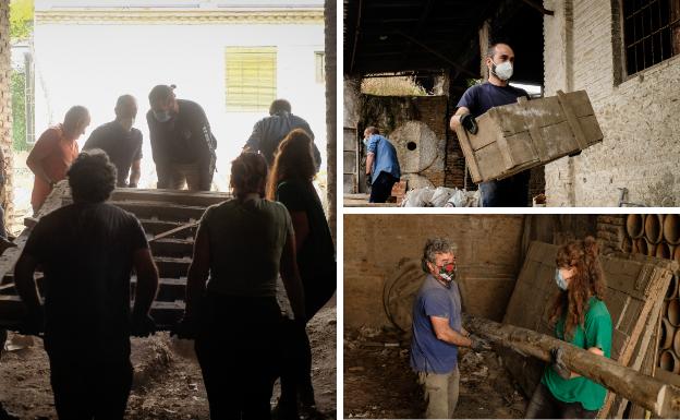 Así fue. La primera jornada de trabajo de los voluntario, en la fábrica de Fajalauza.